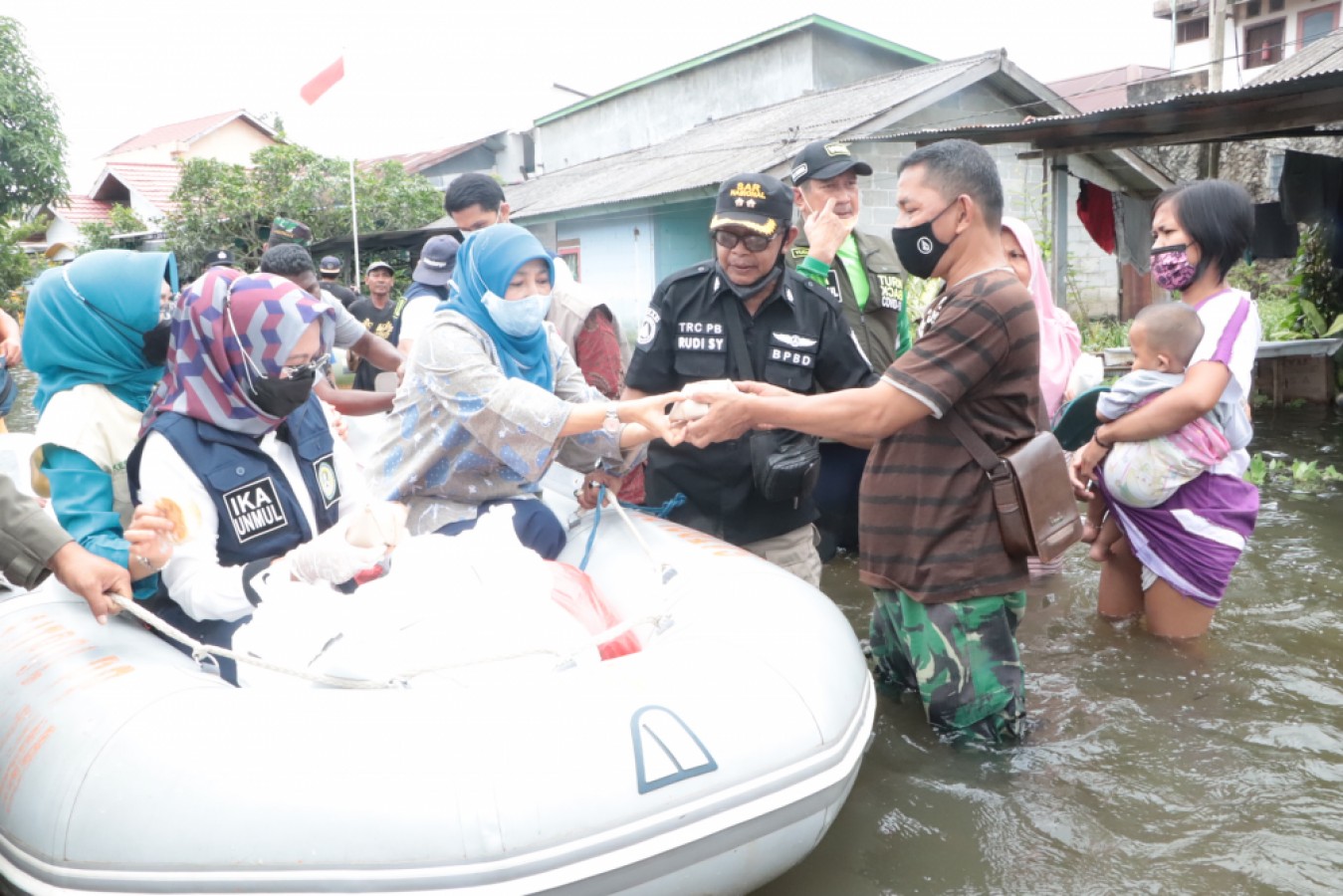 Hj.Norbaiti Isran Noor Bagikan Sembako Kepada Korban Banjir