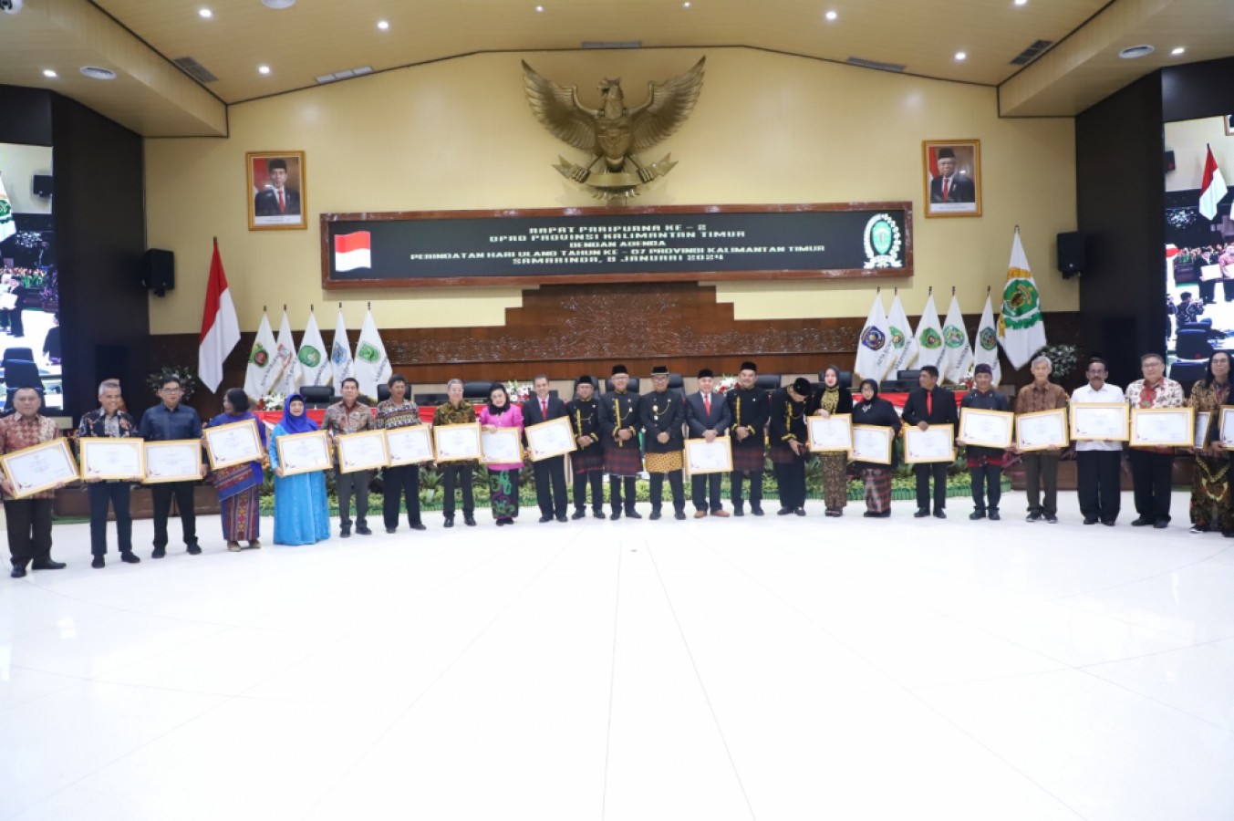 H. Awang Faroek Ishak dan  H. Abdul Hadi Terima Penghargaan dalam Peringatan Hut-ke 67 Kalimantan Timur