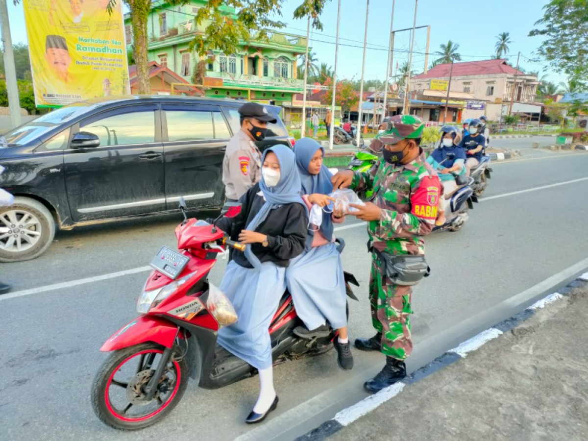 Di Kira Razia Gabungan, Ternyata Sinergitas TNI-Polri Berbagi Ta"Jil Dan Masker