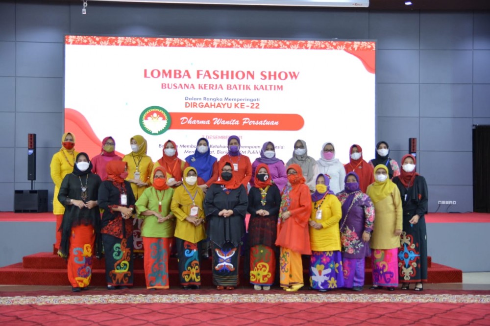 Fashion Show Busana Kerja Batik Untuk Lestarikan Kearifan Lokal