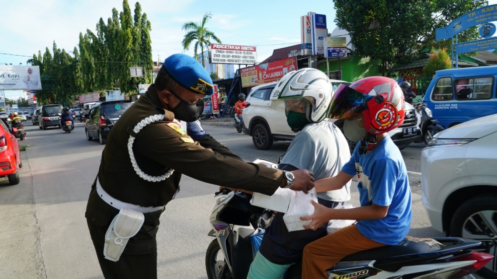 Denpom VI/1 Samarinda Berikan 1.000 Paket Takjil Bagi Masyarakat
