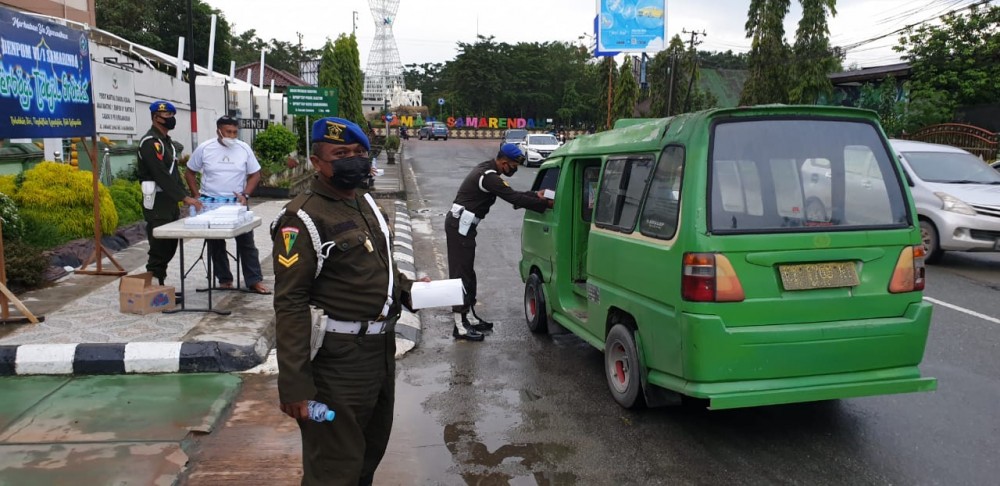 Polisi Militer TNI-AD Bagikan Takjil dan Masker Pada Warga Pengguna Jalan
