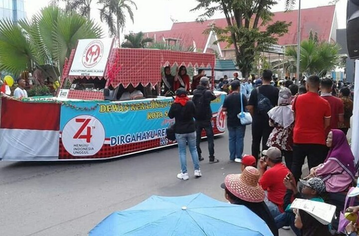 Puluhan Mobil Hias Ramaikan Pawai Pembangunan Hut Ri Ke 74